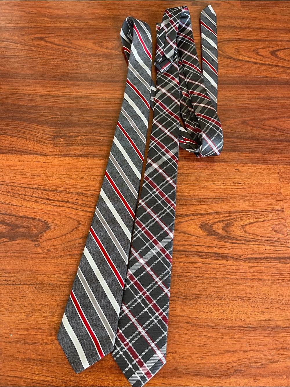 jf j.ferrar and Paulo Rossi Gray and Red Patterned Necktie Set